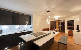 Riverside O2 Arena Retreat With Bath Jacuzzi
